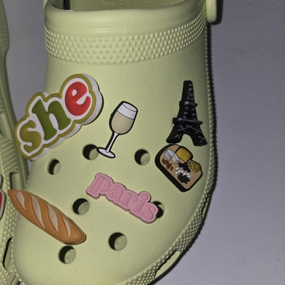 CROCS Adult Light Green Clog. Size 11 For Women Size 9 For Men. Includes Jibbitz - Picture 15 of 16